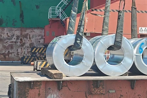 200 Tonnen kaltgewalzte Kohlenstoffstahl-Coils haben den Hafenbetrieb für den...